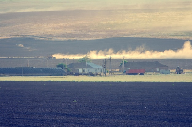 Blick auf das landwirtschaftliche Feld landwirtschaftliche Maschinen und Baumaschinen getönt