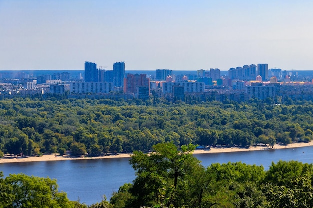 Blick auf das linke Ufer des Flusses Dnjepr in Kiew, Ukraine