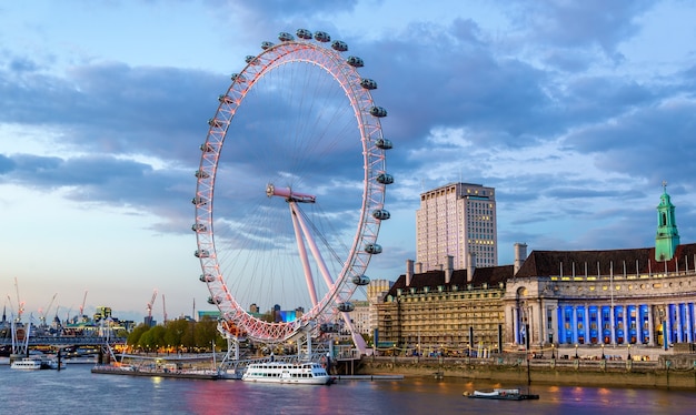 Blick auf das London Eye, ein Riesenrad - England