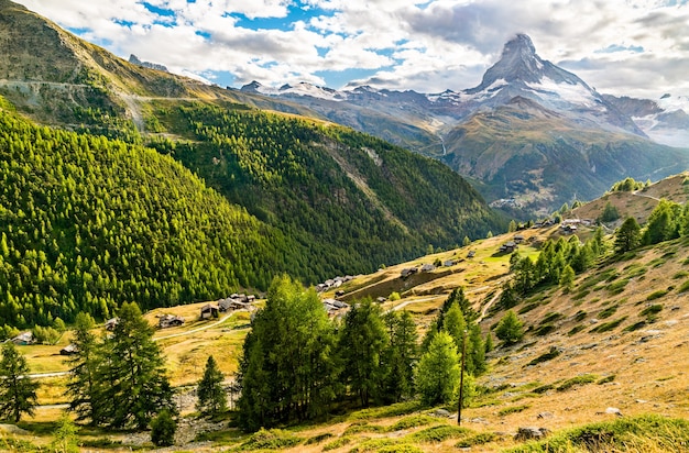 Blick auf das Matterhorn von einem Panoramablick bei Zermatt in den Schweizer Alpen