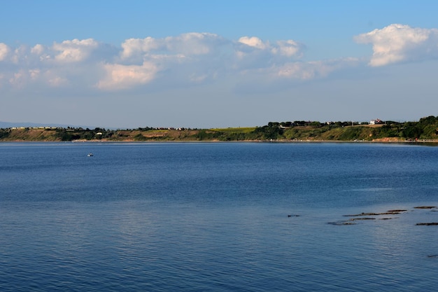 Blick auf das Meer an einem ruhigen Tag.