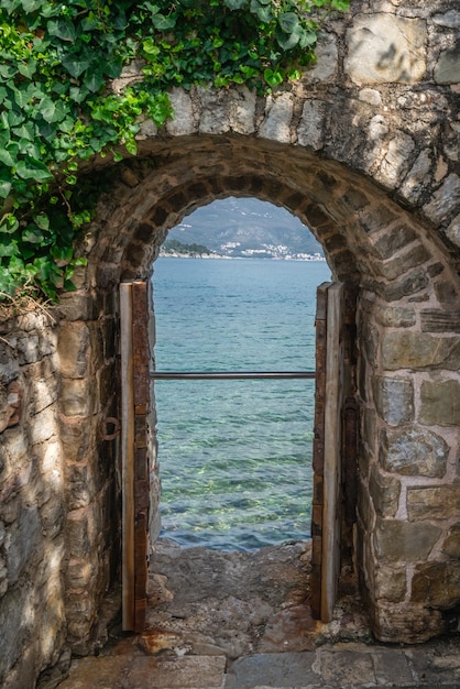 Blick auf das Meer aus dem Festungsfenster