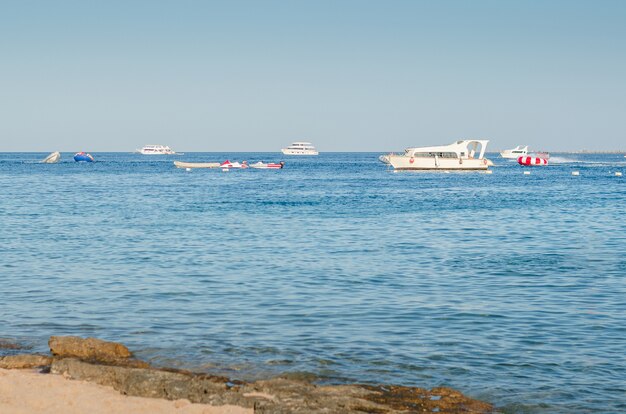 Blick auf das Meer, blaues Wasser und Schiff, Sommerhintergrund.