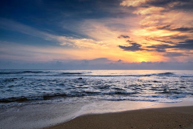 Blick auf das Meer gegen den bewölkten Himmel beim Sonnenuntergang