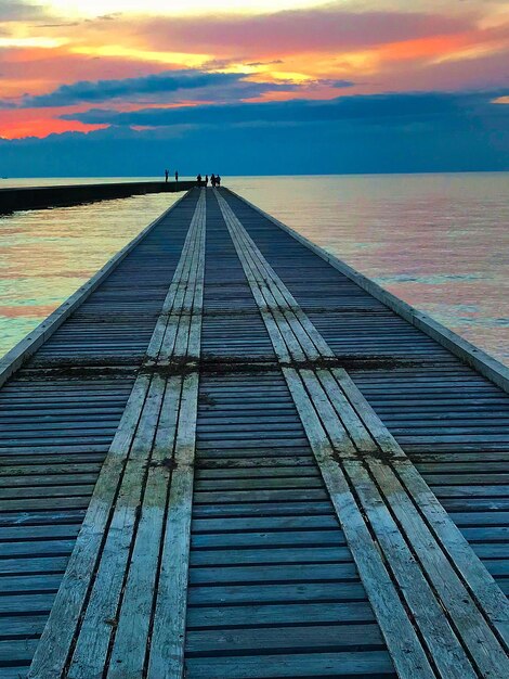 Foto blick auf das meer gegen den dramatischen himmel beim sonnenuntergang