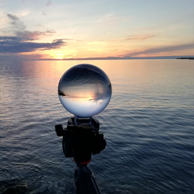 Foto blick auf das meer gegen den himmel beim sonnenuntergang