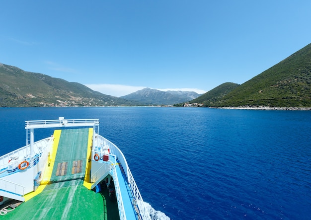 Blick auf das Meer im Sommer von der Zugfähre auf dem Weg von Kefalonia nach Lefkada (Griechenland)