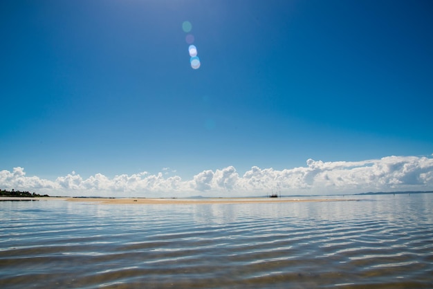 Blick auf das Meer mit Wolken und blauem Himmel im Hintergrund