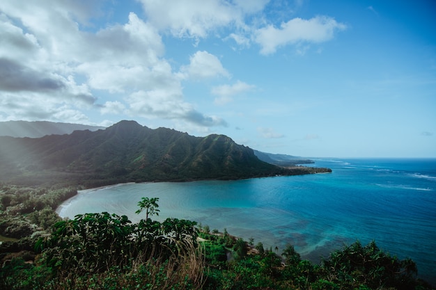 Blick auf das Meer und die Berge in Hawaii