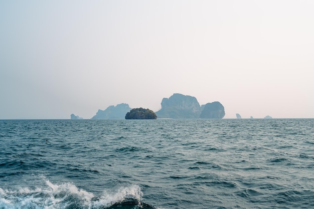 Blick auf das Meer und die Berge von Ao Nang