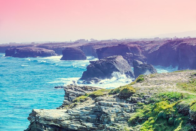 Blick auf das Meer und die felsige Küste Galicien Spanien