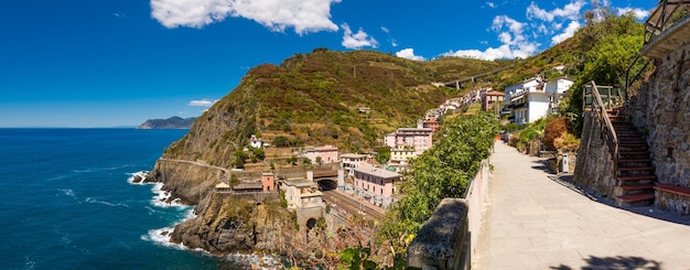 Blick auf das Meer und die Stadt Manarola ItalyxA