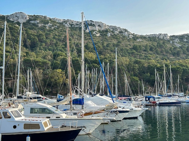 Foto blick auf das meer und die yachten closeup cagliari sardinien italien