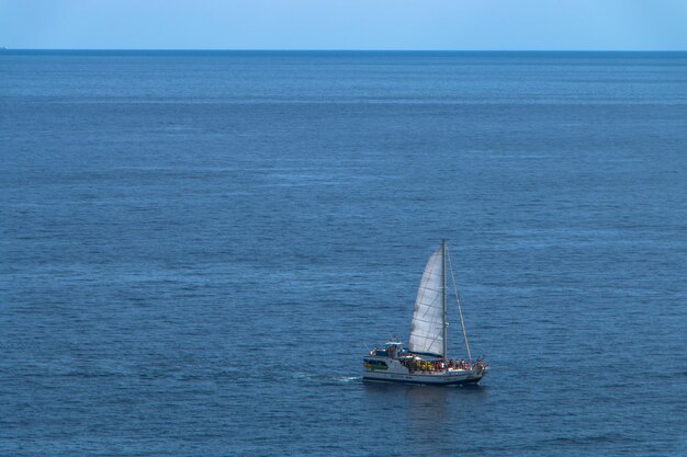 Blick auf das Meer und Segelboot in der Stadt Lloret de Mar Katalonien