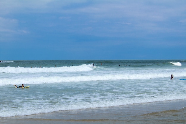 Blick auf das Meer und Windsurfer am sonnigen Tag Biarritz Frankreich