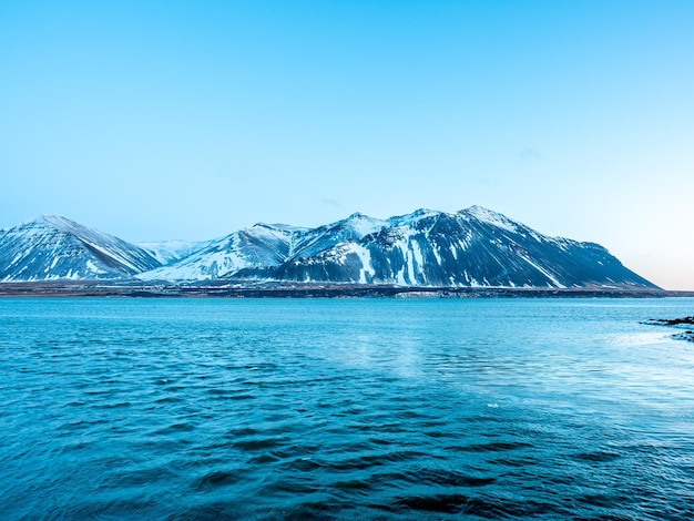 Blick auf das Meer vom Kap des Borganes-Piers unter Dämmerungsabendhimmel in Island