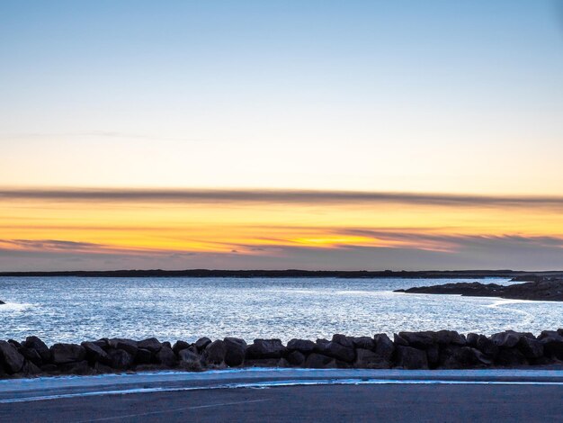 Blick auf das Meer vom Kap des Borganes-Piers unter Dämmerungsabendhimmel in Island