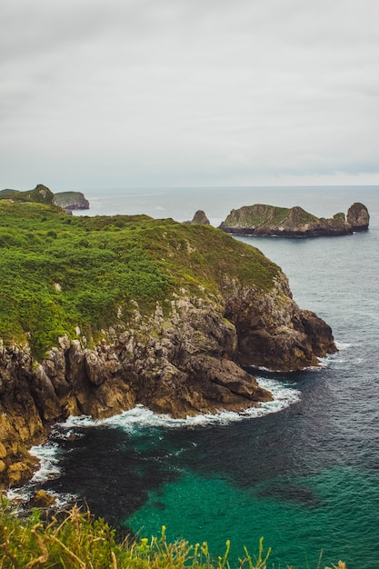 Blick auf das Meer von den Klippen von Asturien