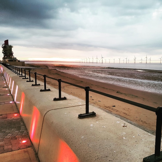 Foto blick auf das meer vor bewölktem himmel