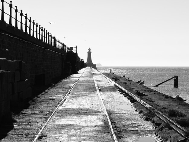 Foto blick auf das meer vor klarem himmel