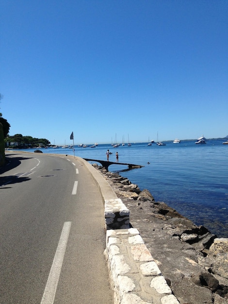 Blick auf das Meer vor klarem Himmel