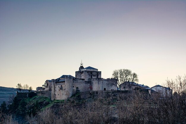 Blick auf das mittelalterliche Dorf Puebla de Sanabria Spanien