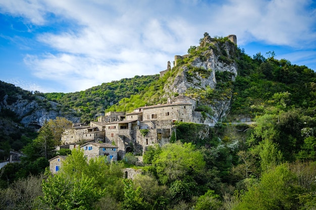 Blick auf das mittelalterliche Dorf Rochecolombe, das auf seinem Hügel in Südfrankreich (Ardèche) thront