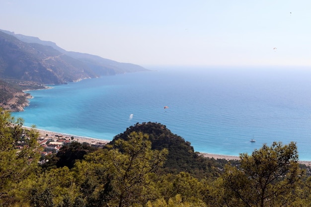 Blick auf das Mittelmeer am Strand von Ölüdeniz