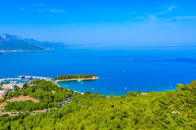 Blick auf das Mittelmeer in der Nähe der Stadt Kemer Antalya Stadt am Horizont