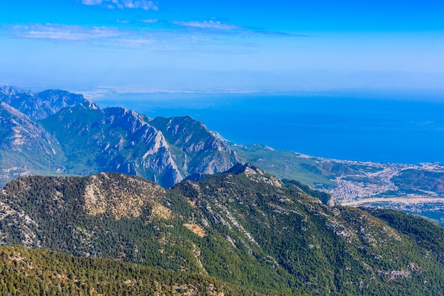 Blick auf das Mittelmeer und das Dorf vom Gipfel des Tahtali-Berges