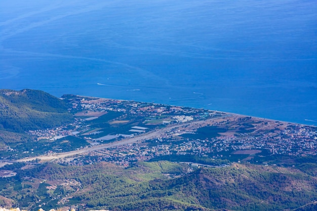 Blick auf das Mittelmeer und das Dorf vom Gipfel des Tahtali-Berges