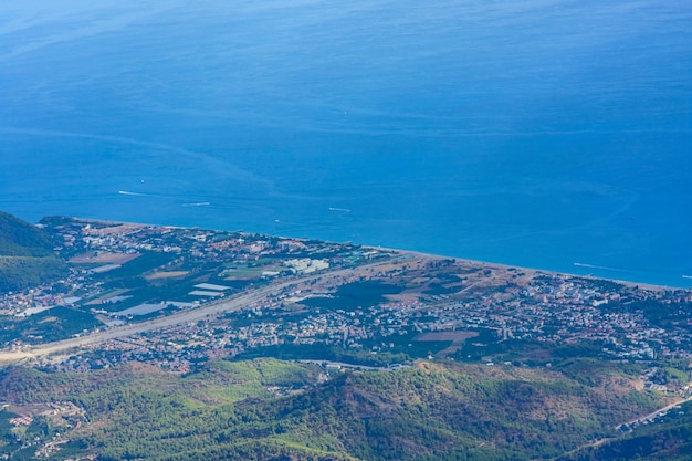 Blick auf das Mittelmeer und das Dorf vom Gipfel des Tahtali-Berges