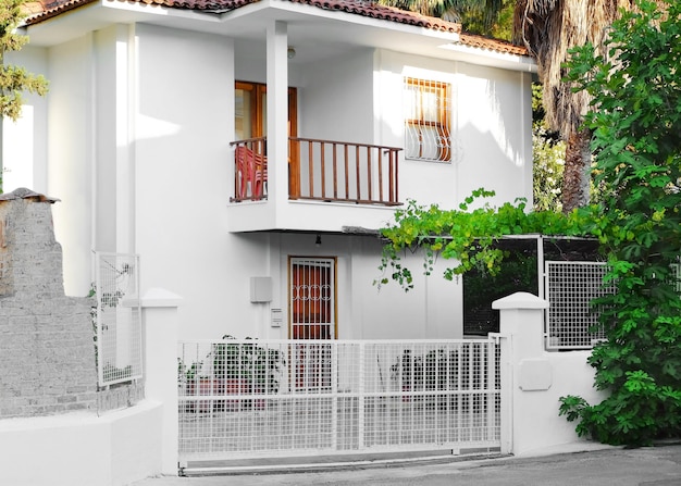 Blick auf das moderne Haus im tropischen Resort