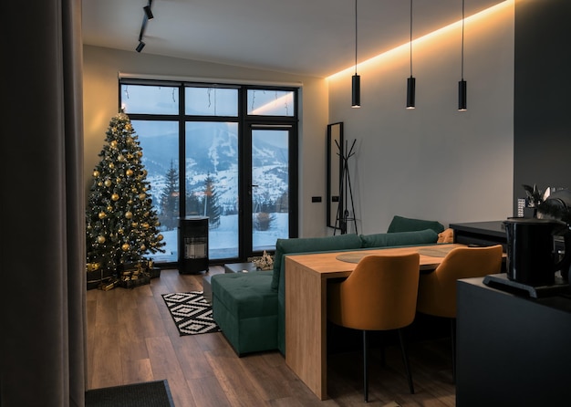 Blick auf das moderne Interieur des Hauses mit Blick auf die verschneiten Berge, dekoriert für den Urlaub