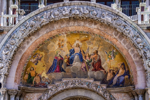 Foto blick auf das mosaik des letzten gerichts von 1836 auf der basilica di san marco in venedig, italien