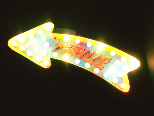 Blick auf das Neonschild in der Nacht