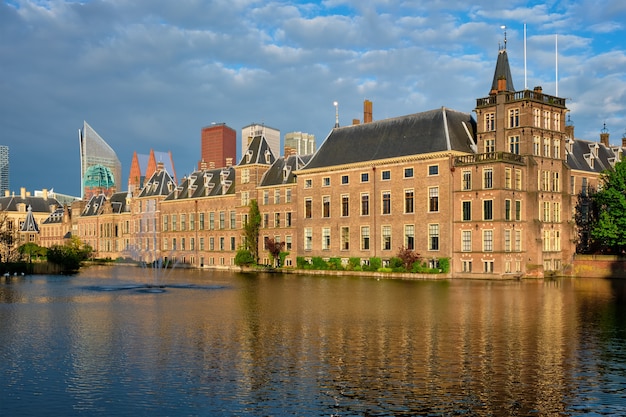 Blick auf das Parlamentshaus Binnenhof und den Hofvijver See mit Wolkenkratzern in der Innenstadt. Den Haag, Niederlande