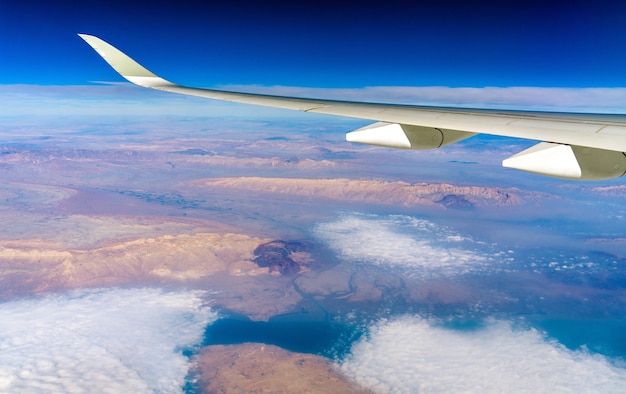 Blick auf das Persische Plateau im Iran aus einem Flugzeug