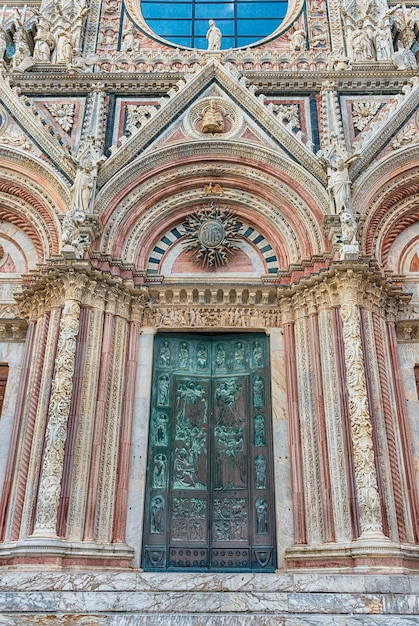 Blick auf das Portal der gotischen Kathedrale von Siena Toskana Italien Die 1348 fertiggestellte Kirche ist der Himmelfahrt Mariens geweiht und eine der meistbesuchten Sehenswürdigkeiten von Siena