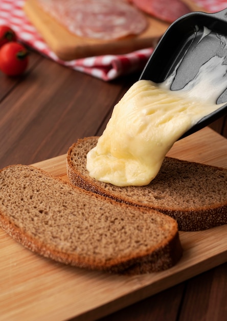 Foto blick auf das raclette-gericht mit leckerem essenssortiment