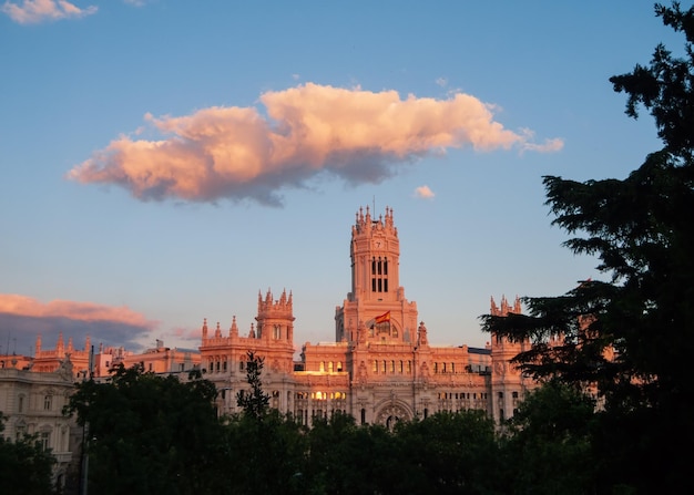 Blick auf das Rathaus Palacio de las Comunicaciones Madrid bei Sonnenuntergang mit einer schönen Wolke