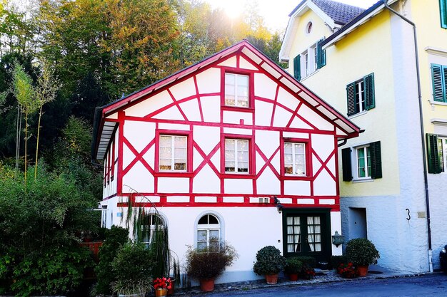 Foto blick auf das rote haus und die gebäude