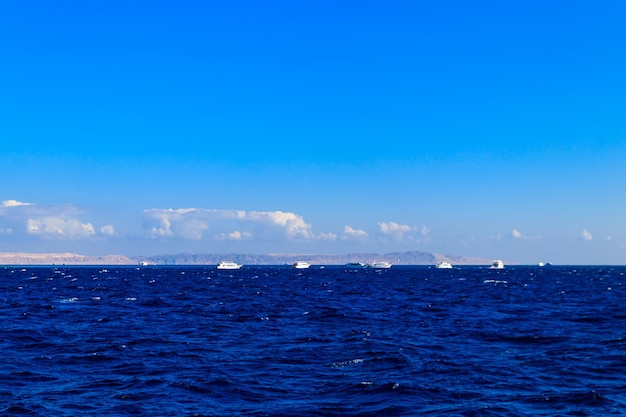 Blick auf das Rote Meer und weiße Yachten am Horizont in der Nähe von Hurghada Ägypten