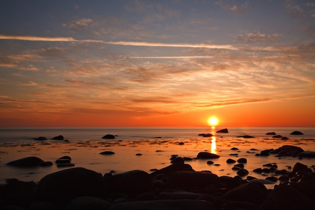 Blick auf das ruhige Meer beim Sonnenuntergang