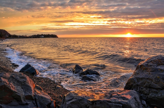Blick auf das ruhige Meer beim Sonnenuntergang