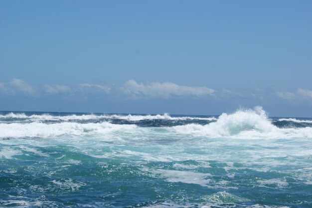 Foto blick auf das ruhige meer gegen den blauen himmel