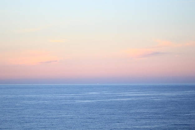 Foto blick auf das ruhige meer gegen den himmel