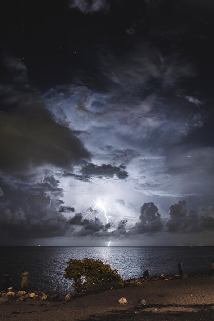 Foto blick auf das ruhige meer gegen den malerischen himmel