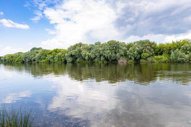 Blick auf das ruhige Wasser der Moskwa im Sommer