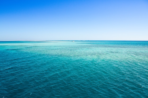 Blick auf das saubere und klare Rote Meer in Ägypten